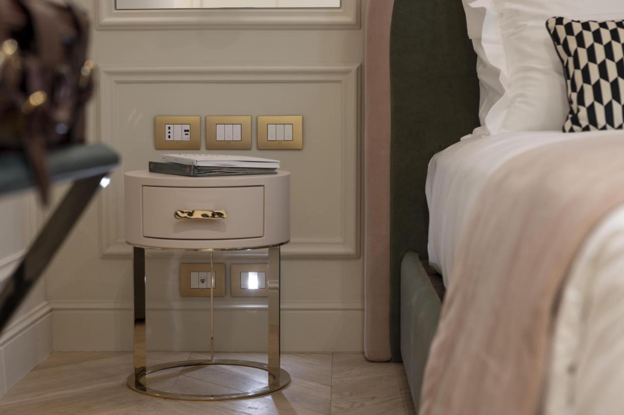 Hotel La Gemma Florencja Zewnętrze zdjęcie A bedside table