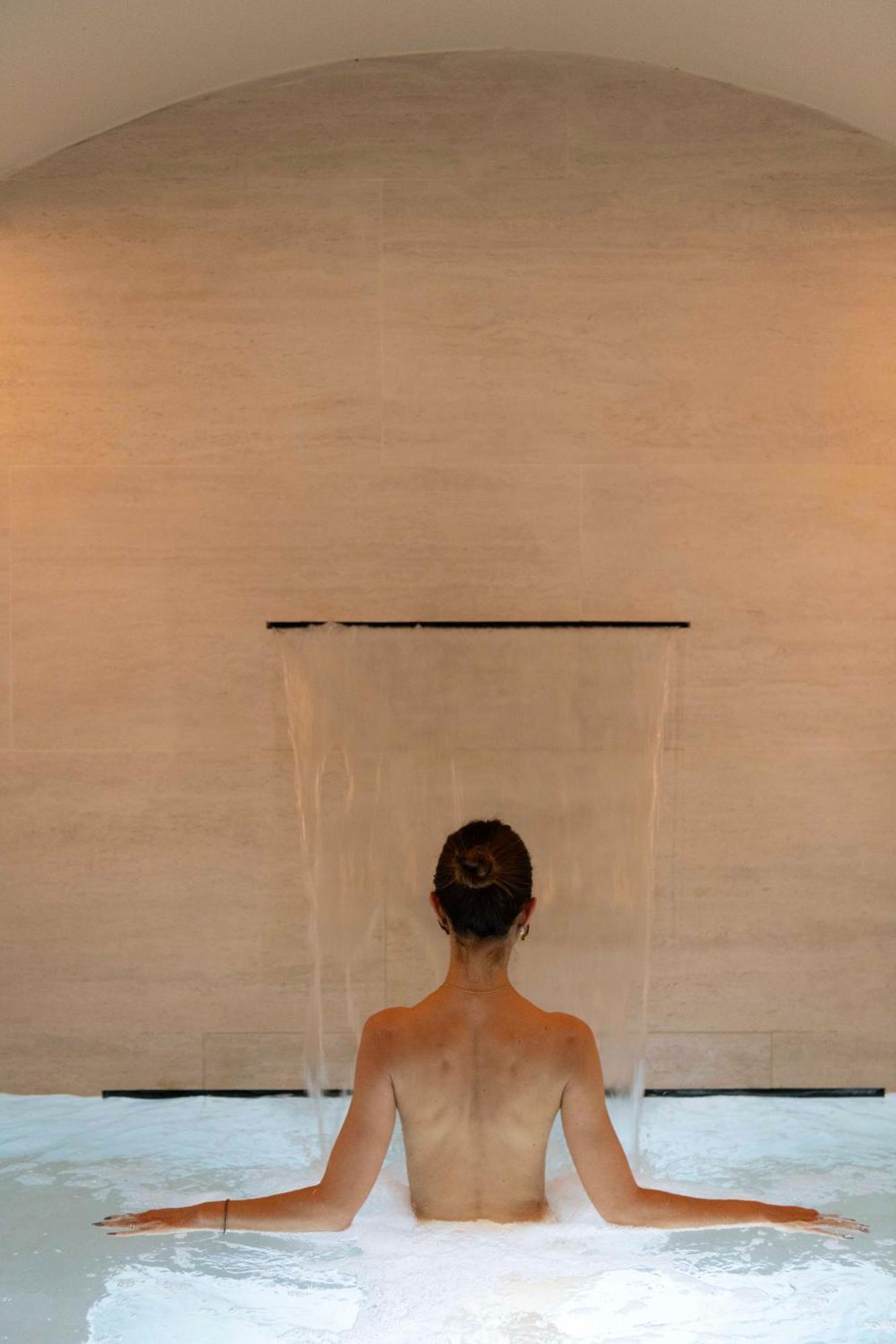 Hotel La Gemma Florencja Zewnętrze zdjęcie A woman in a shower